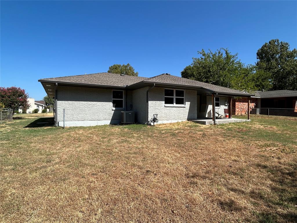 936 W Lovers Lane Property Photo 2