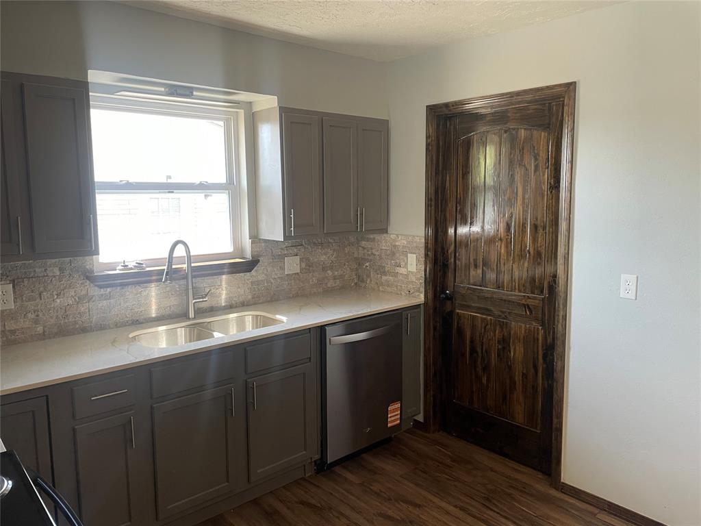 936 W Lovers Lane Property Photo 6