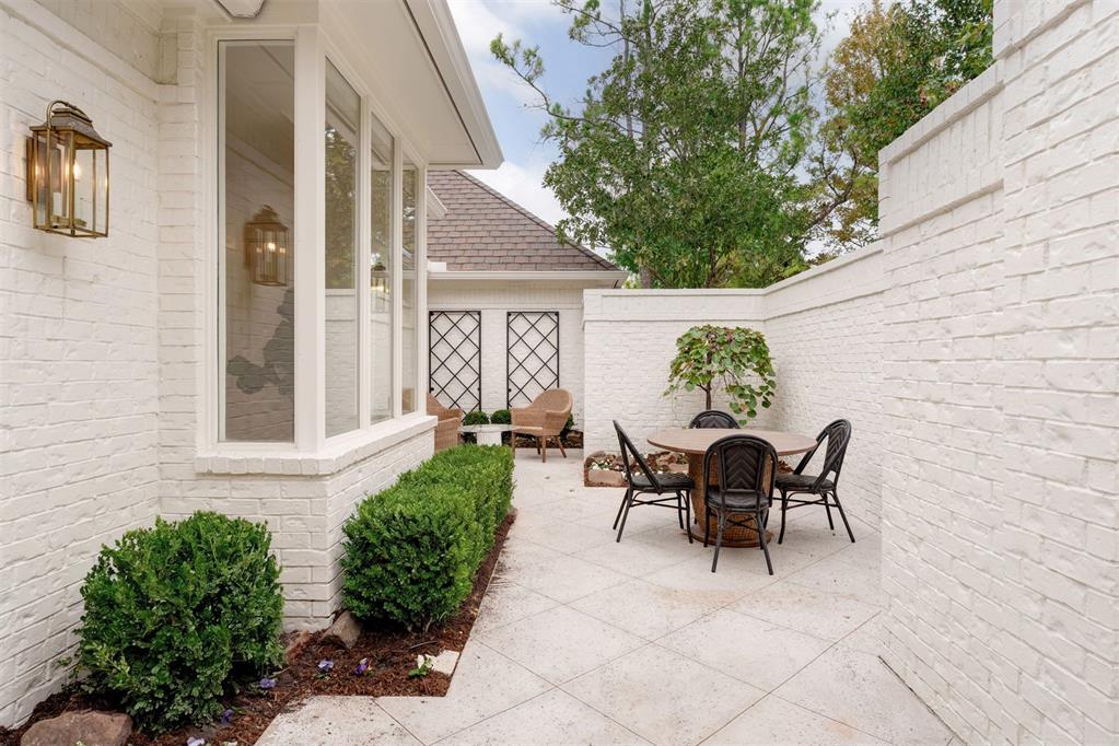1409 Glenbrook Terrace Property Photo 4