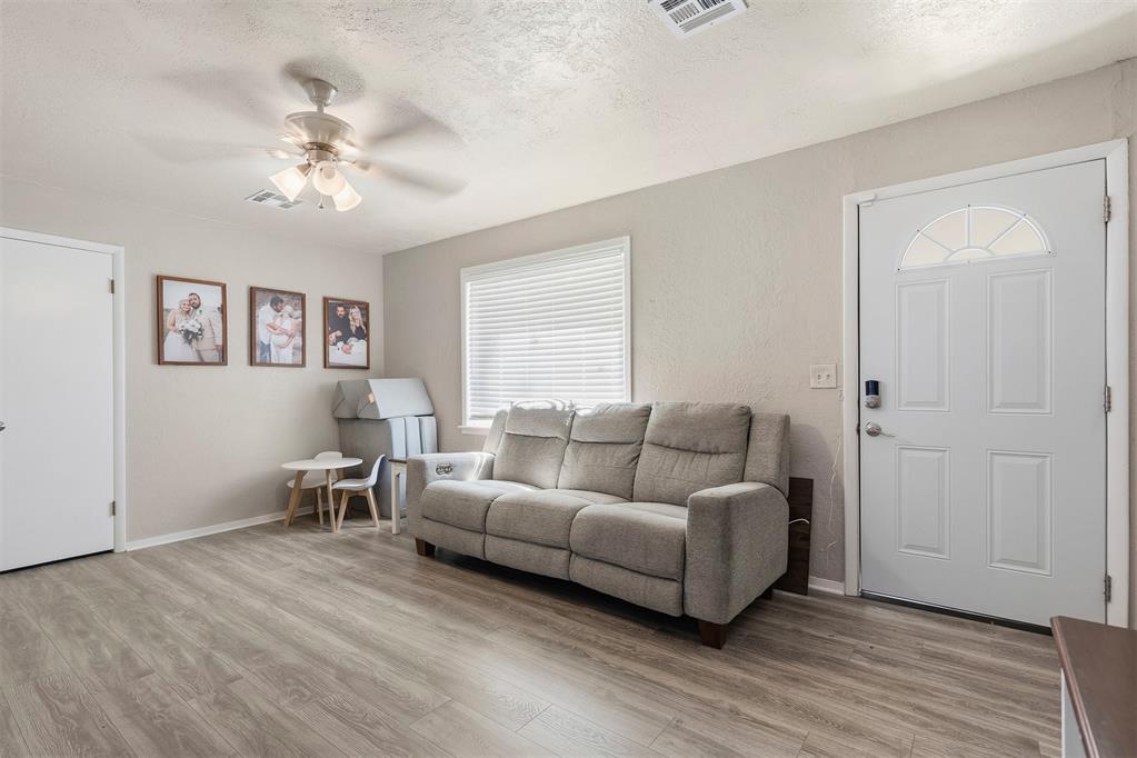 302 W E Street Property Photo 4