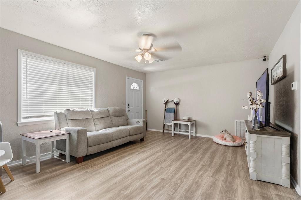302 W E Street Property Photo 6