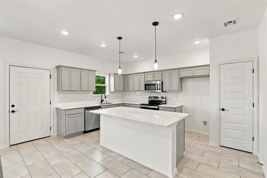 811 Venice Court Property Photo 10