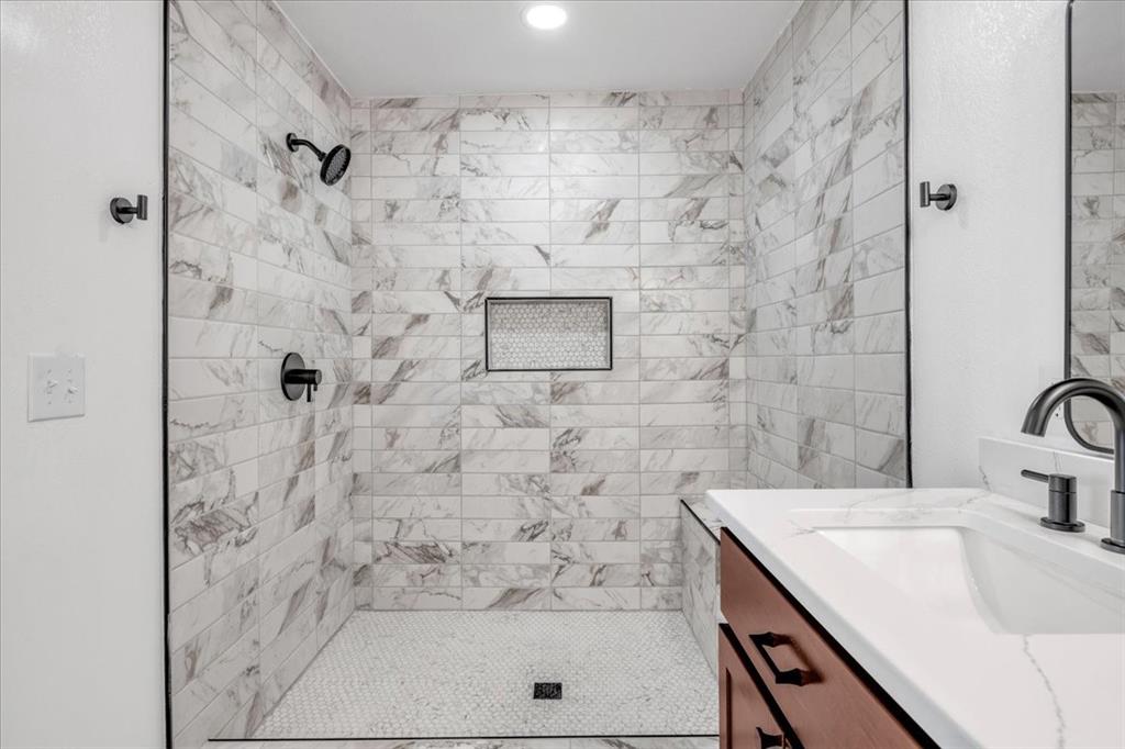 636 E Lea Terrace Property Photo 12