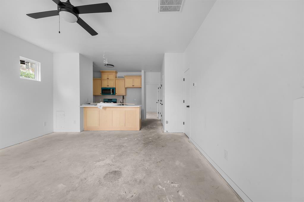 820 W 2nd Street Property Photo 4