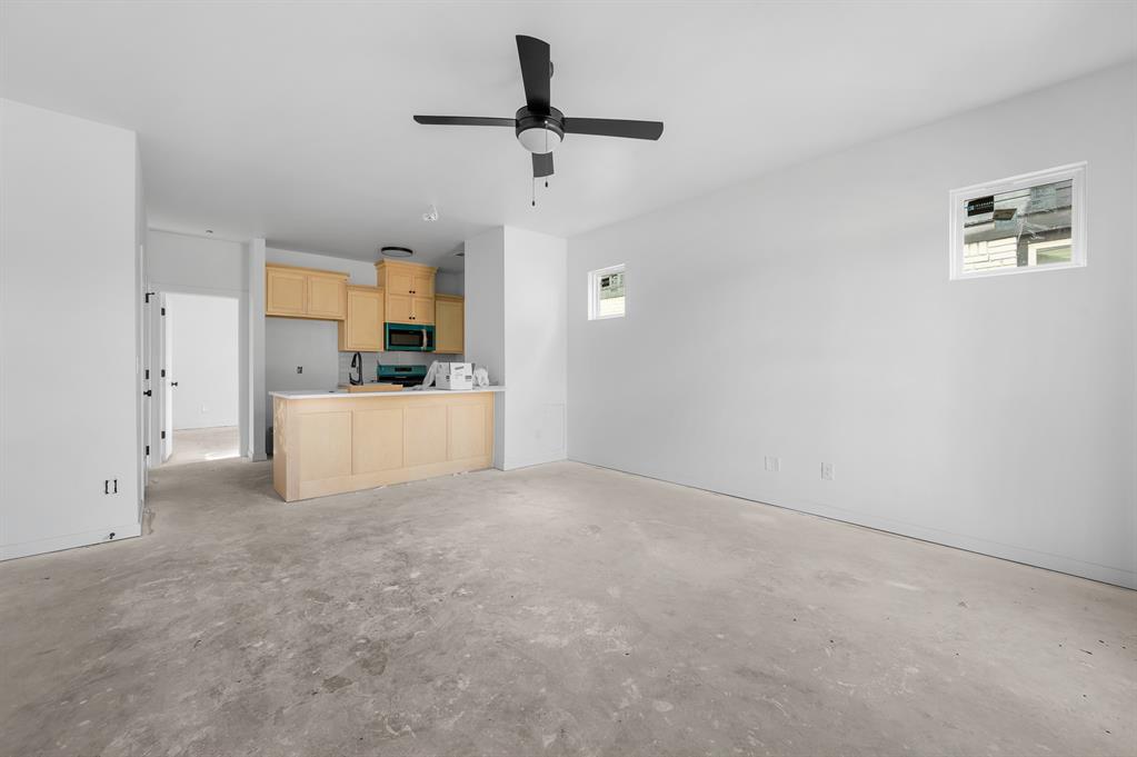 820 W 2nd Street Property Photo 5