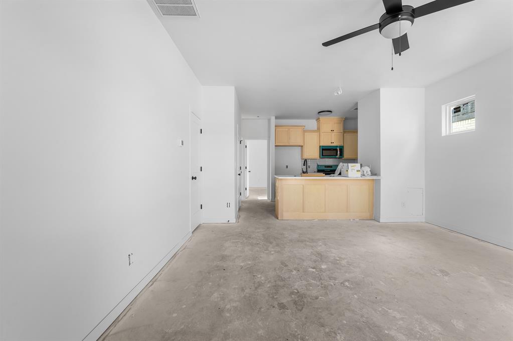 820 W 2nd Street Property Photo 6