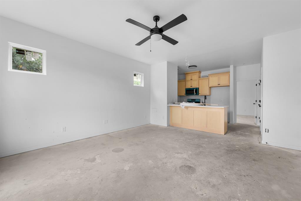 820 W 2nd Street Property Photo 7