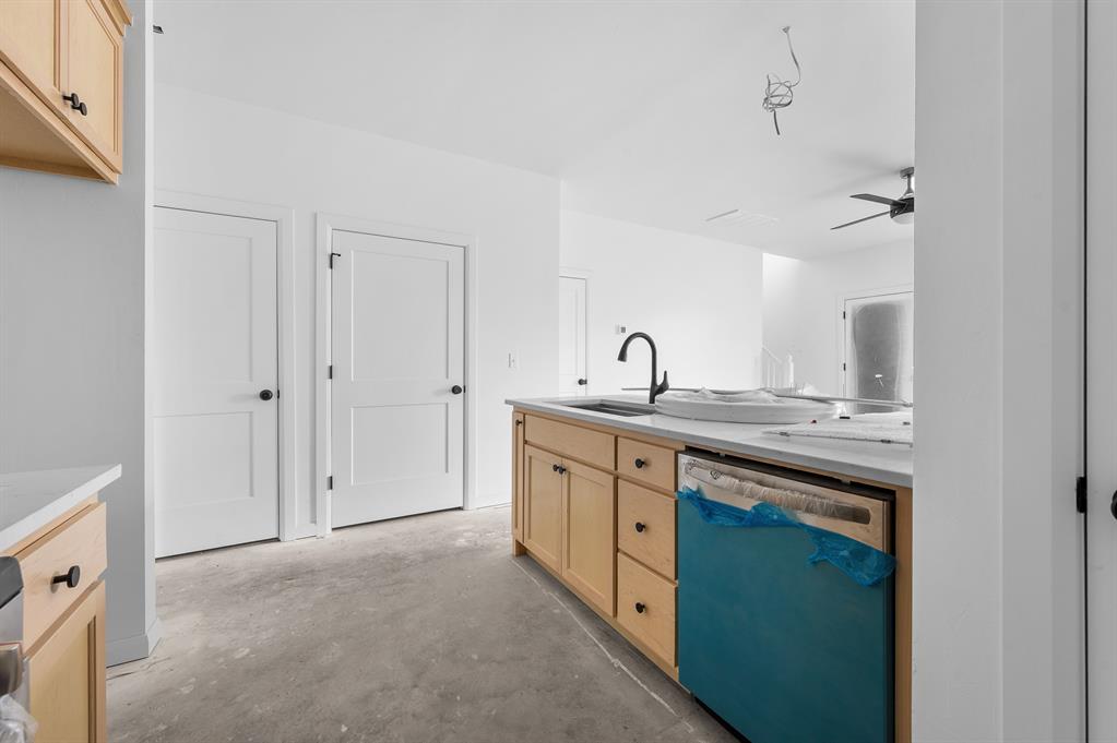 820 W 2nd Street Property Photo 17