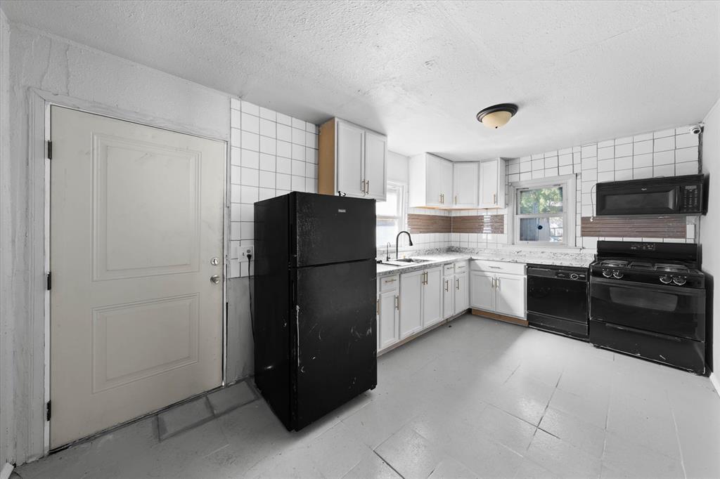 224 W 1st Street Property Photo 20
