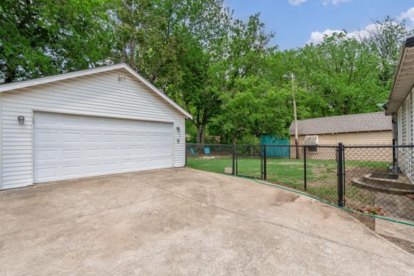 1127 W Symmes Street Property Photo 17
