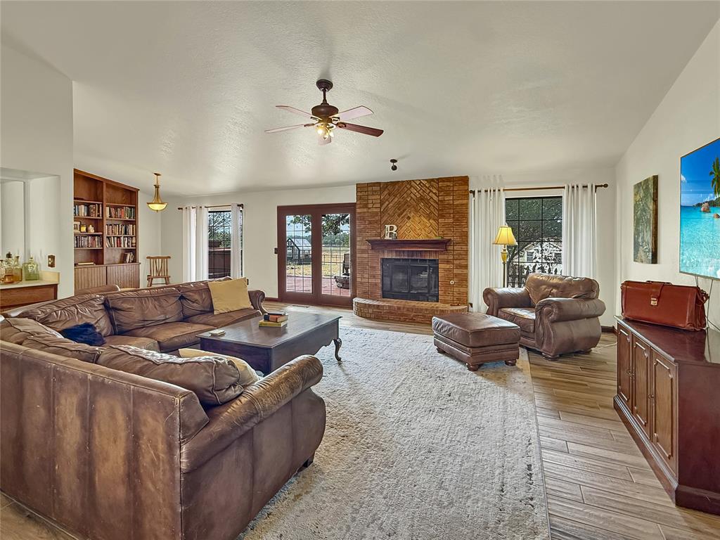 8225 Pleasant Oaks Drive Property Photo 4