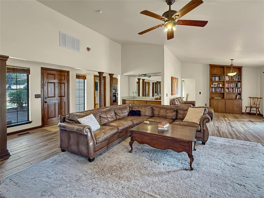 8225 Pleasant Oaks Drive Property Photo 5