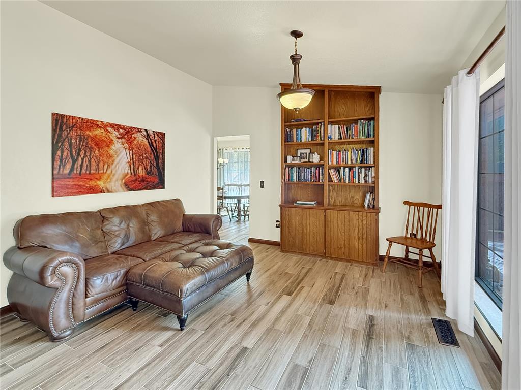 8225 Pleasant Oaks Drive Property Photo 7