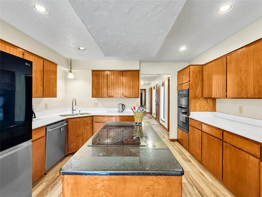 8225 Pleasant Oaks Drive Property Photo 10