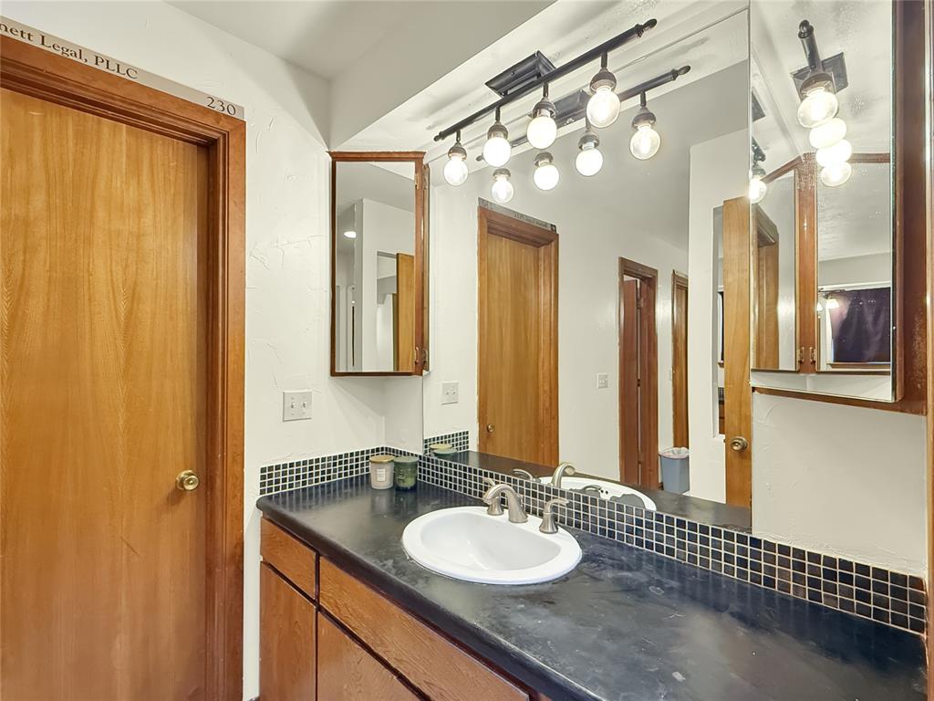 8225 Pleasant Oaks Drive Property Photo 15