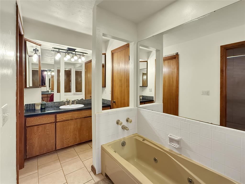 8225 Pleasant Oaks Drive Property Photo 17