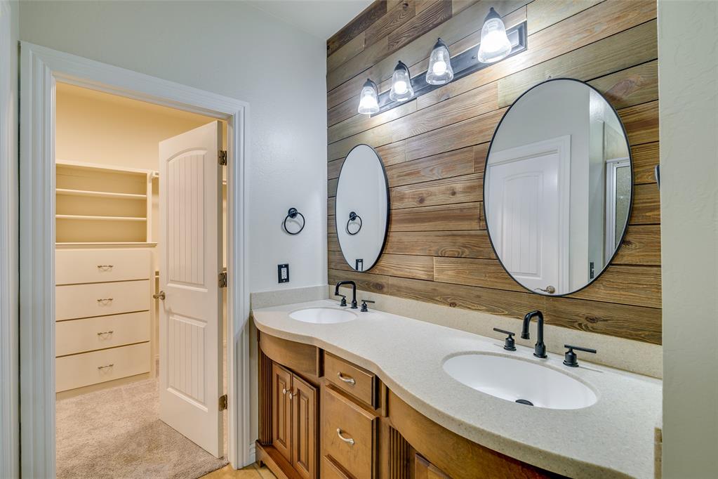 16412 Old Oak Drive Property Photo 1