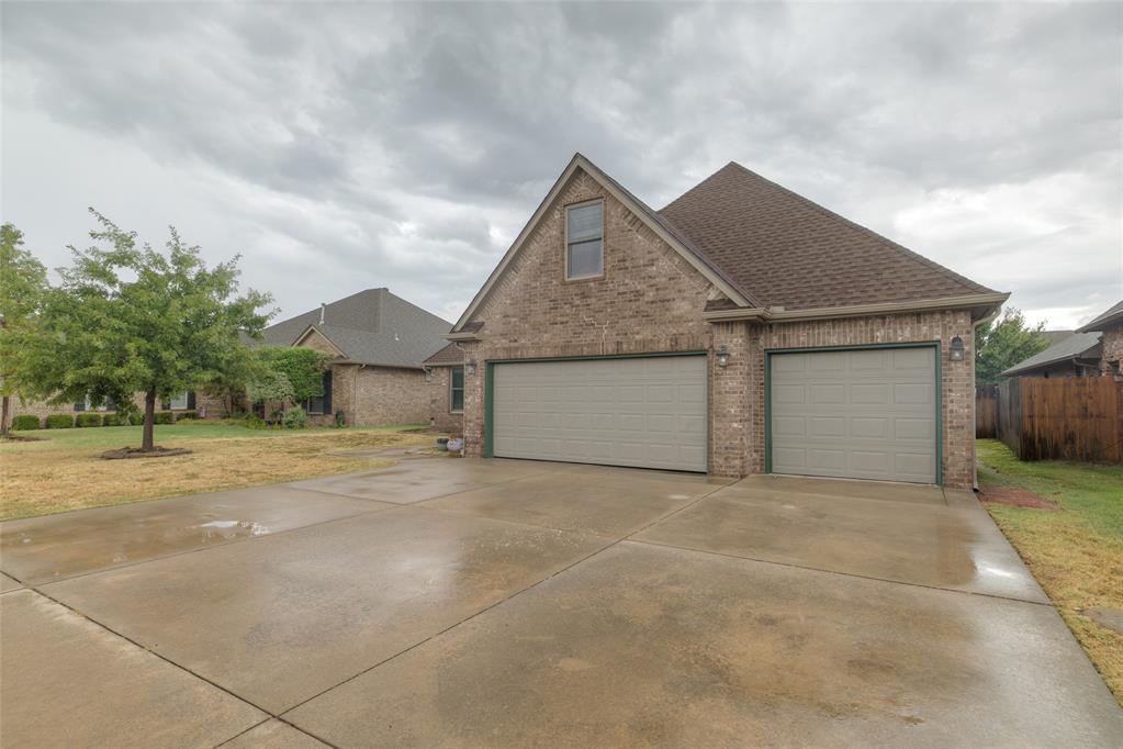 16412 Old Oak Drive Property Photo 3