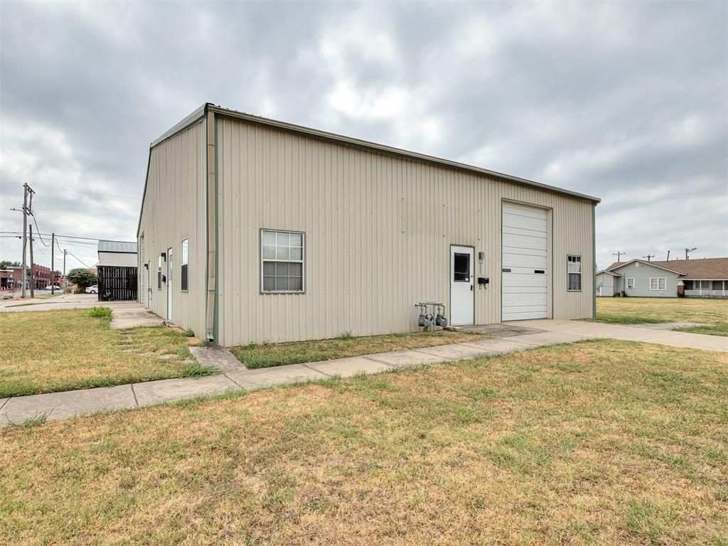 220 N Crawford Avenue Property Photo 3