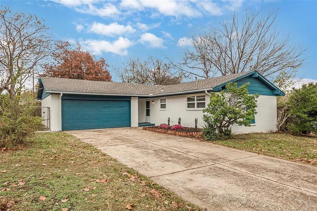 109 W Shadywood Drive Property Photo 1
