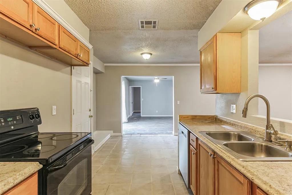 109 W Shadywood Drive Property Photo 2
