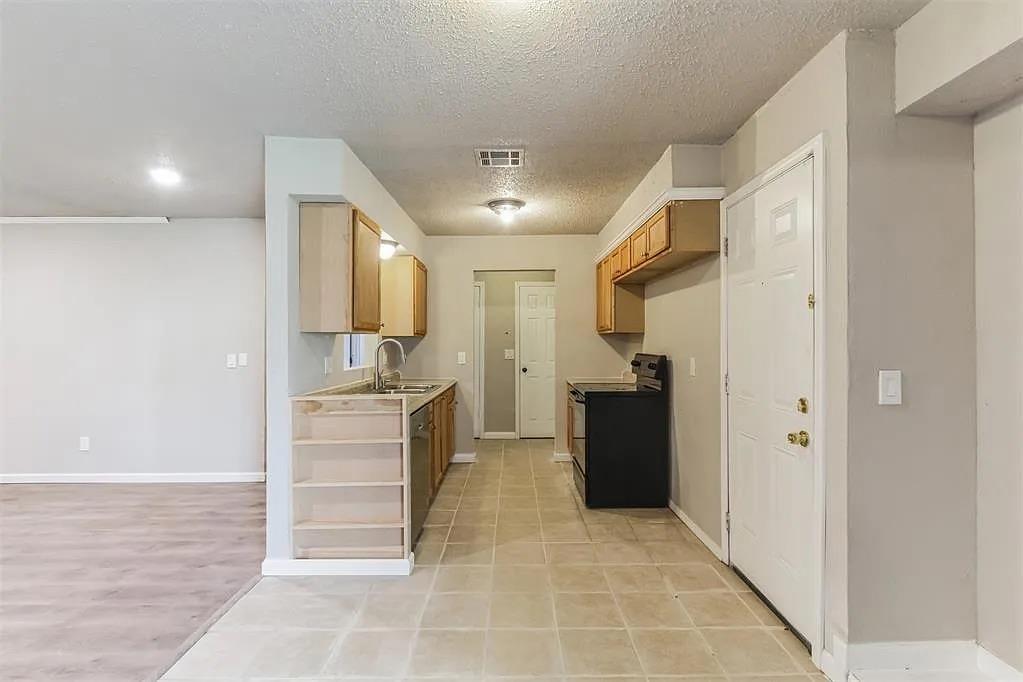 109 W Shadywood Drive Property Photo 3