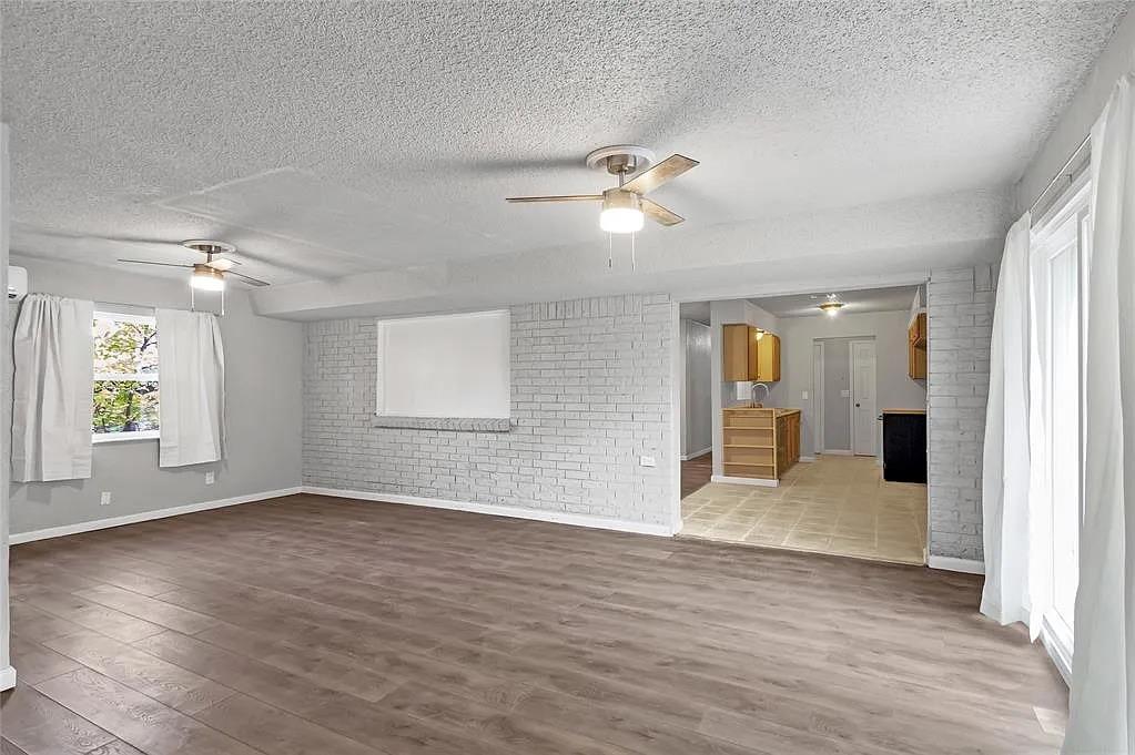 109 W Shadywood Drive Property Photo 4