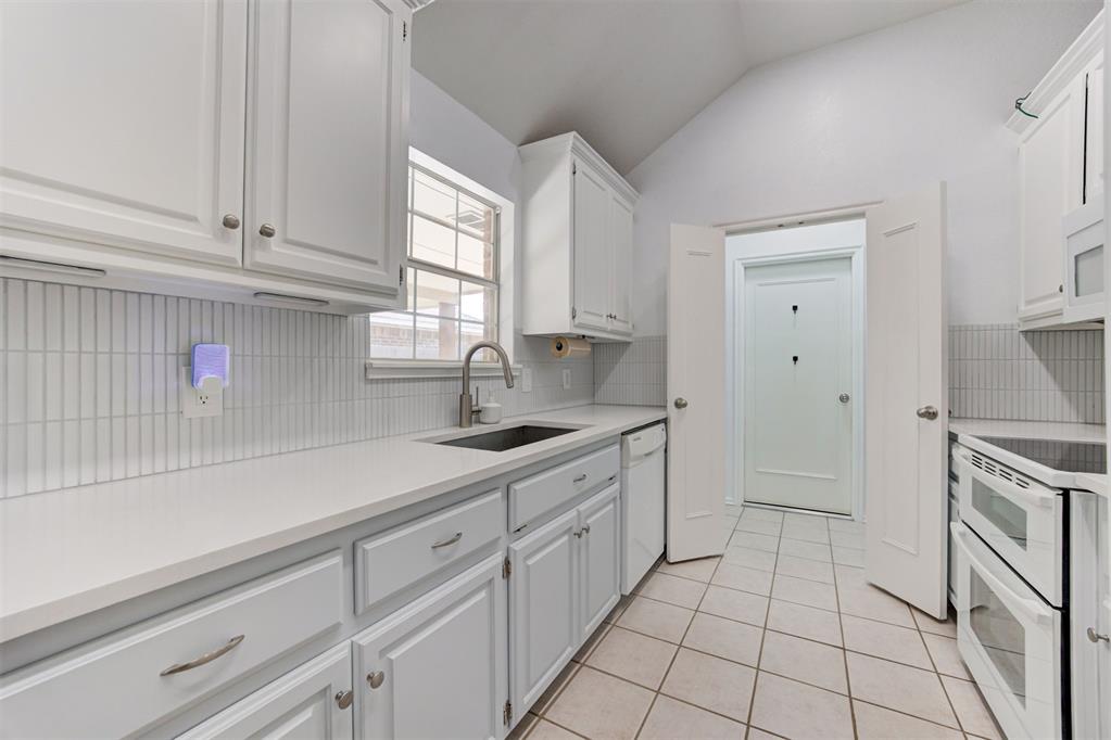 11400 Glade Avenue Property Photo 13