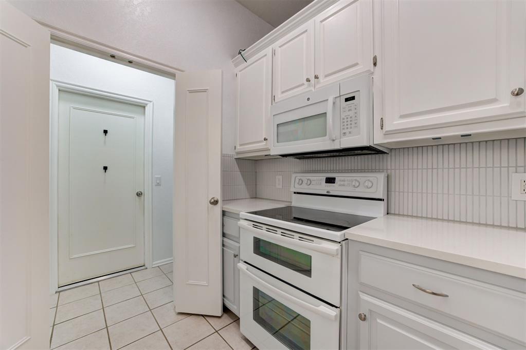 11400 Glade Avenue Property Photo 14