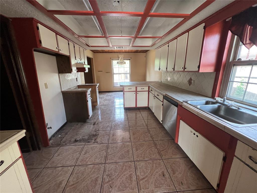 8813 N Mcmillan Avenue Property Photo 6