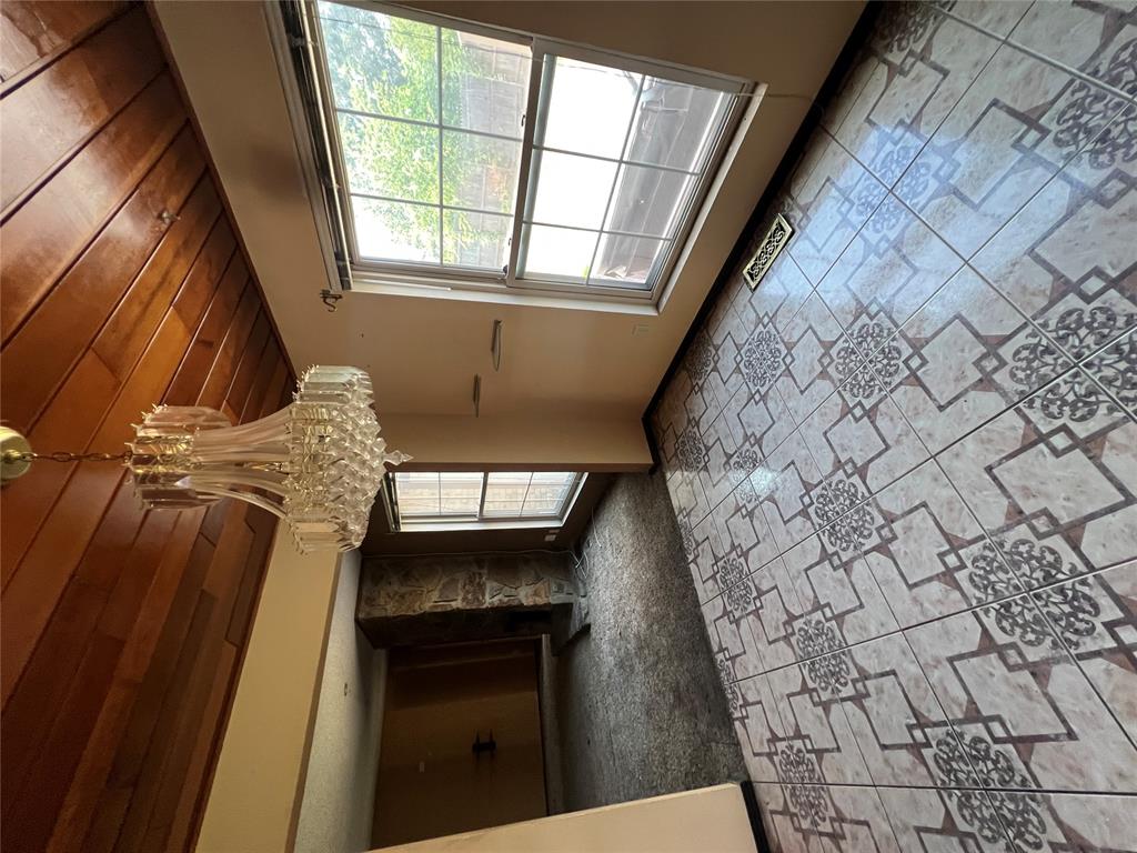 8813 N Mcmillan Avenue Property Photo 7