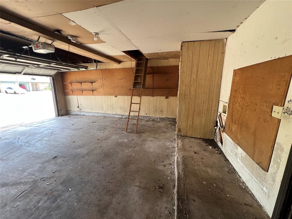 8813 N Mcmillan Avenue Property Photo 35