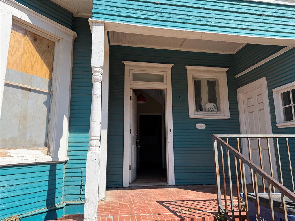 208 W Watts Street Property Photo 1