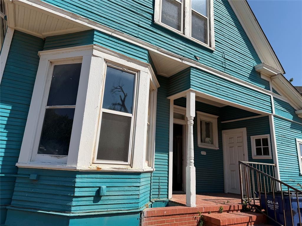 208 W Watts Street Property Photo 2