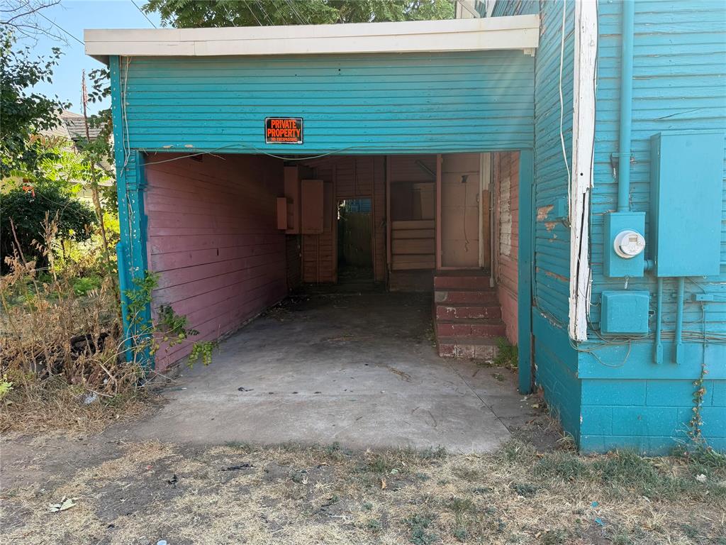 208 W Watts Street Property Photo 4