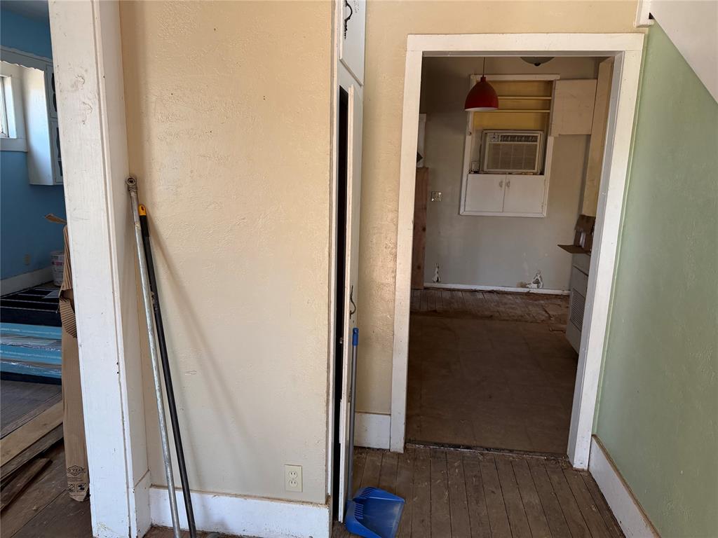208 W Watts Street Property Photo 5