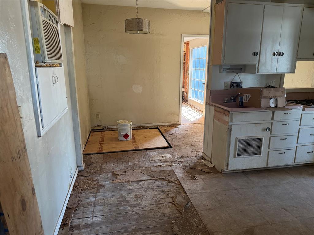 208 W Watts Street Property Photo 8