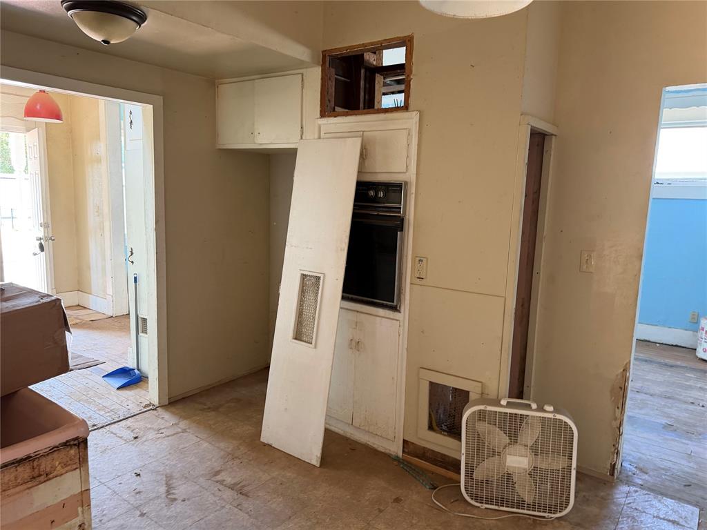 208 W Watts Street Property Photo 9