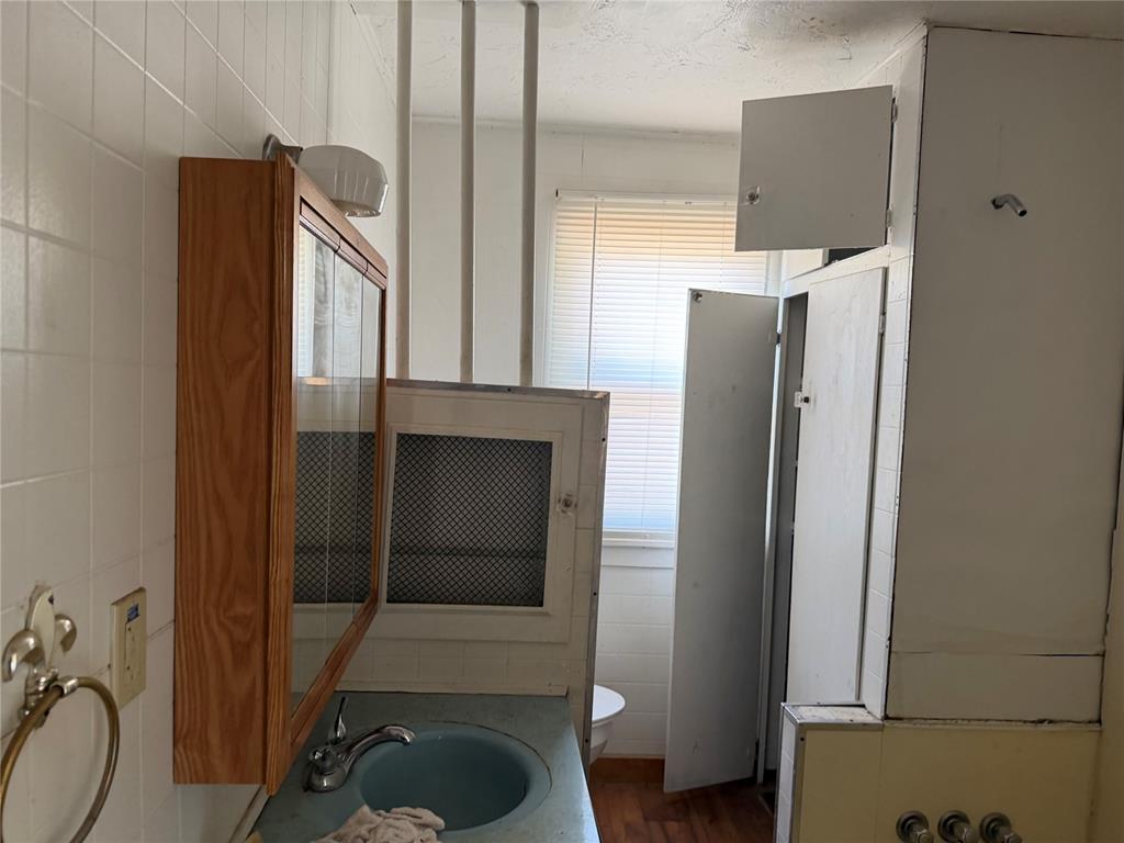 208 W Watts Street Property Photo 19