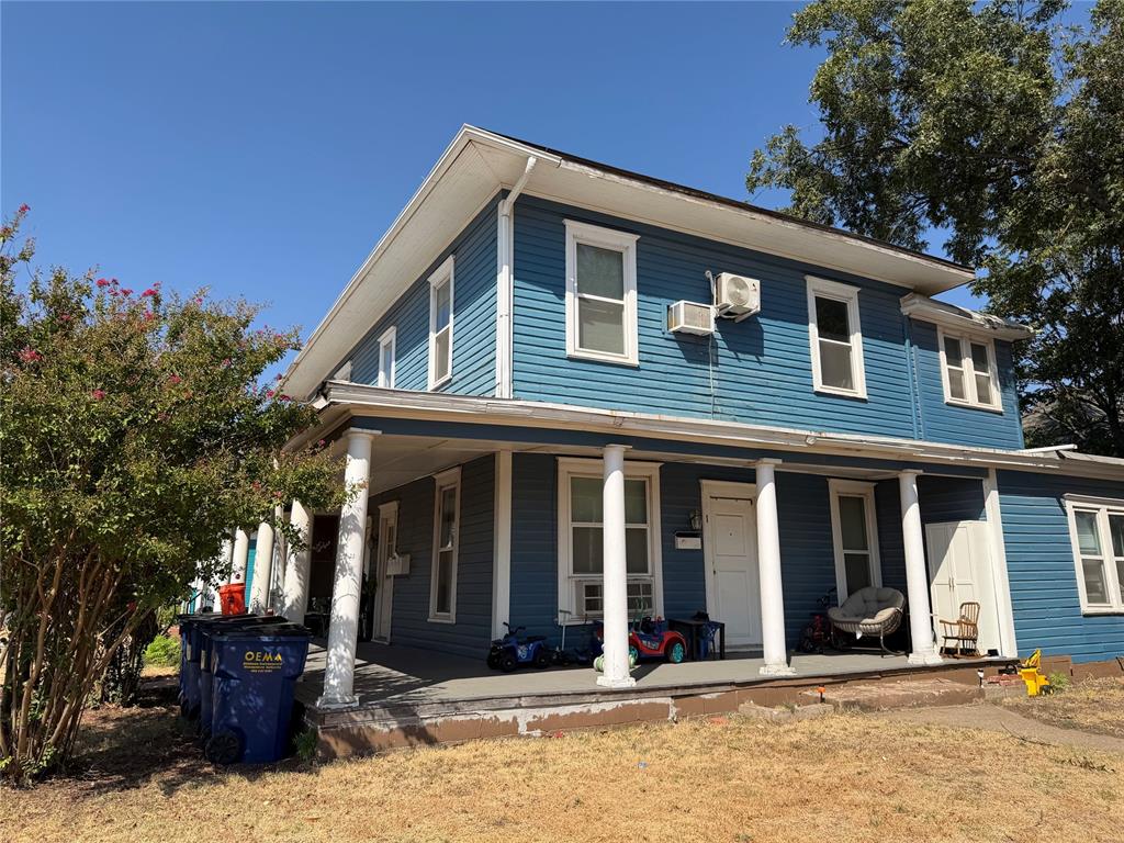 208 W Watts Street Property Photo 24