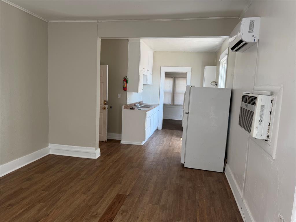 208 W Watts Street Property Photo 26