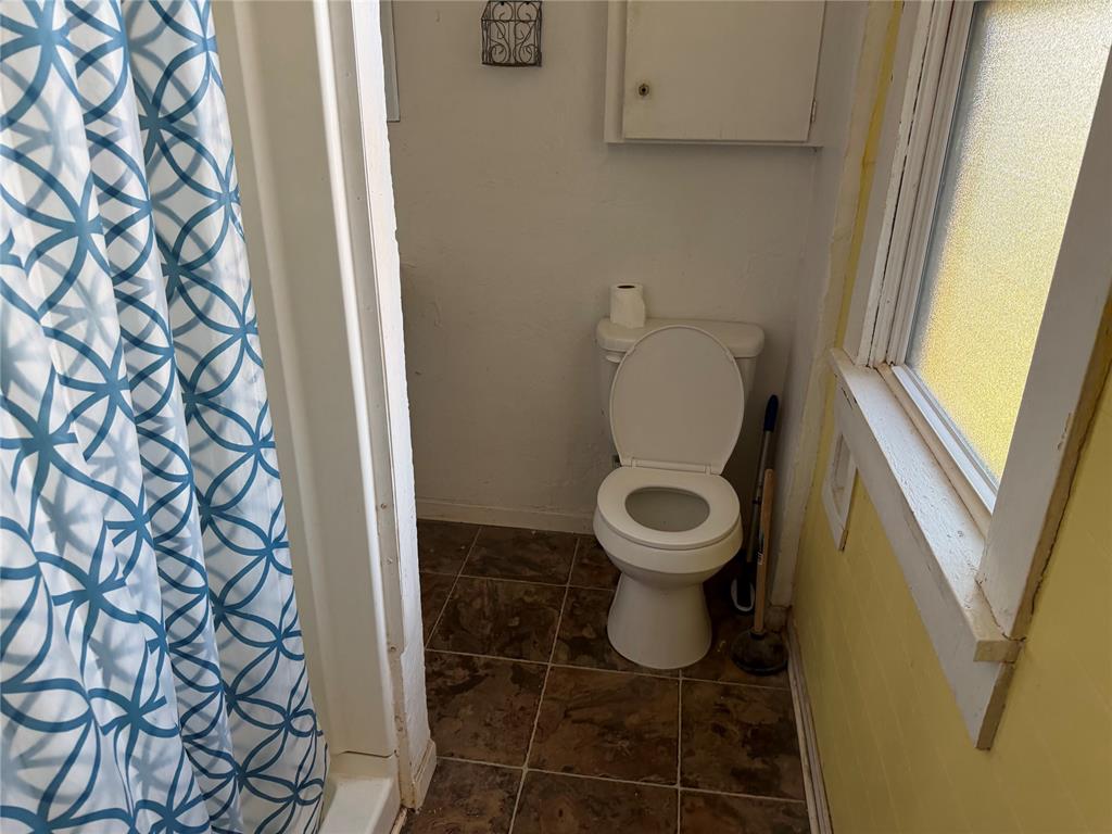 208 W Watts Street Property Photo 31