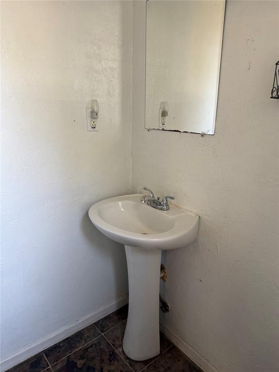 208 W Watts Street Property Photo 32