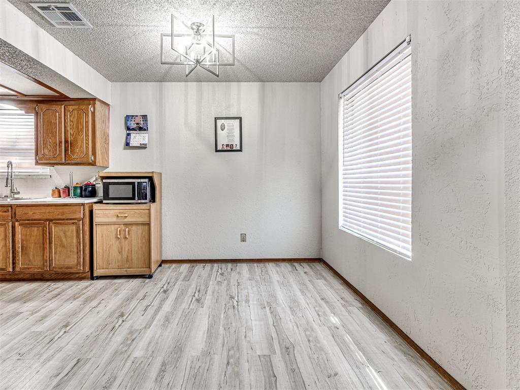 8712 Oakridge Drive Property Photo 8