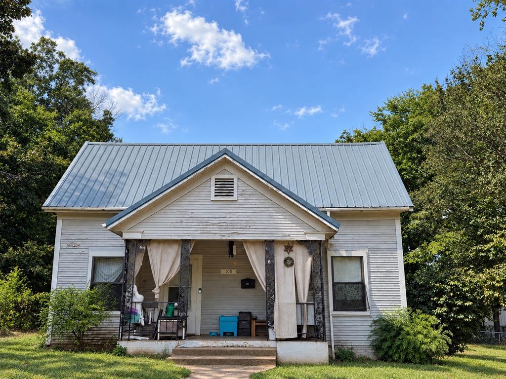 105 Se Adams Street Property Photo 1
