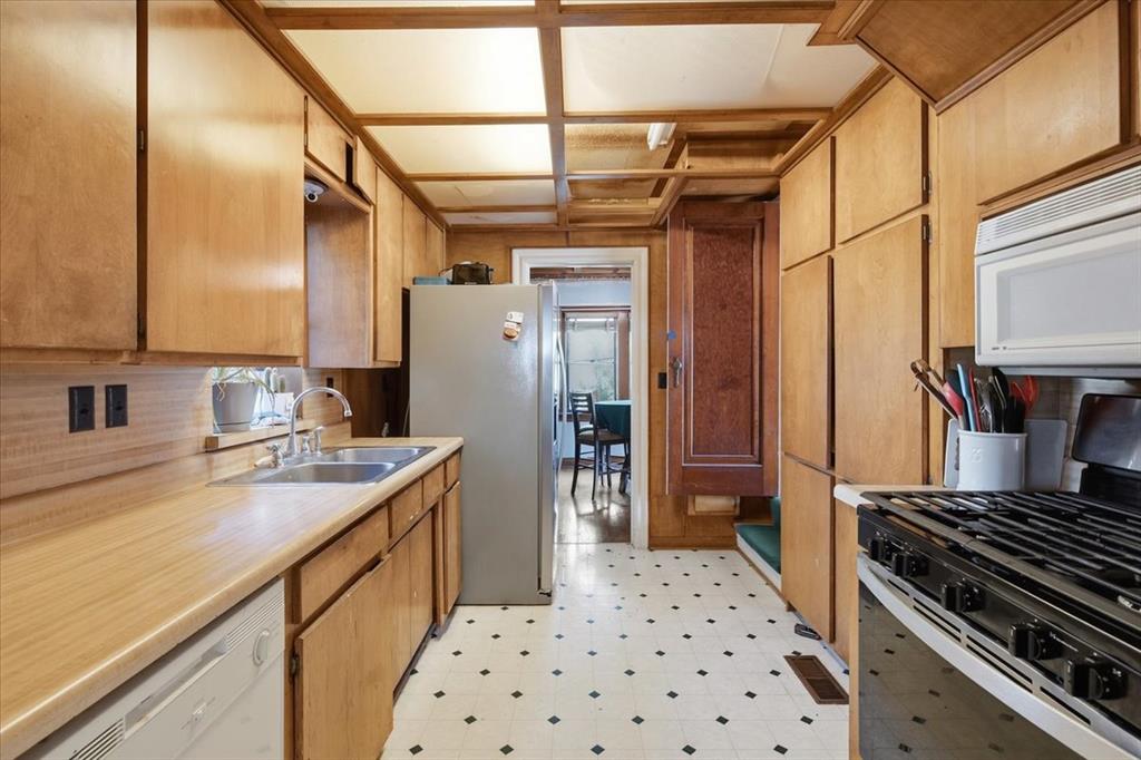 331 S Broadway Street Property Photo 8