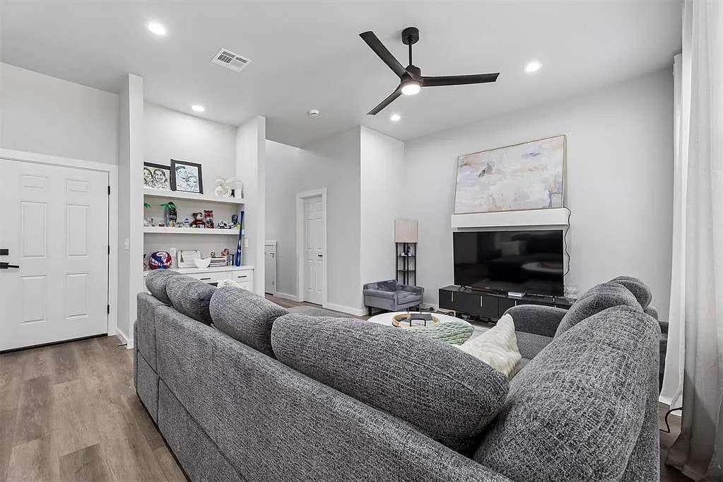 4617 S East Avenue Property Photo 8
