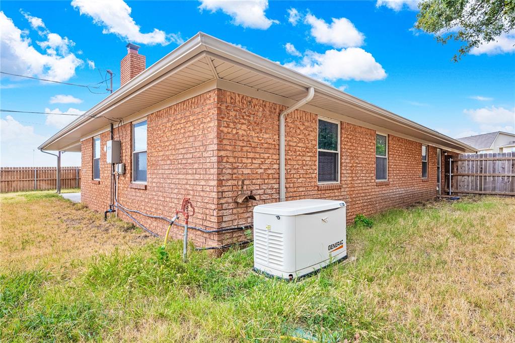 611 S Leach Avenue Property Photo 8