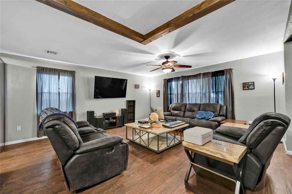 611 S Leach Avenue Property Photo 10