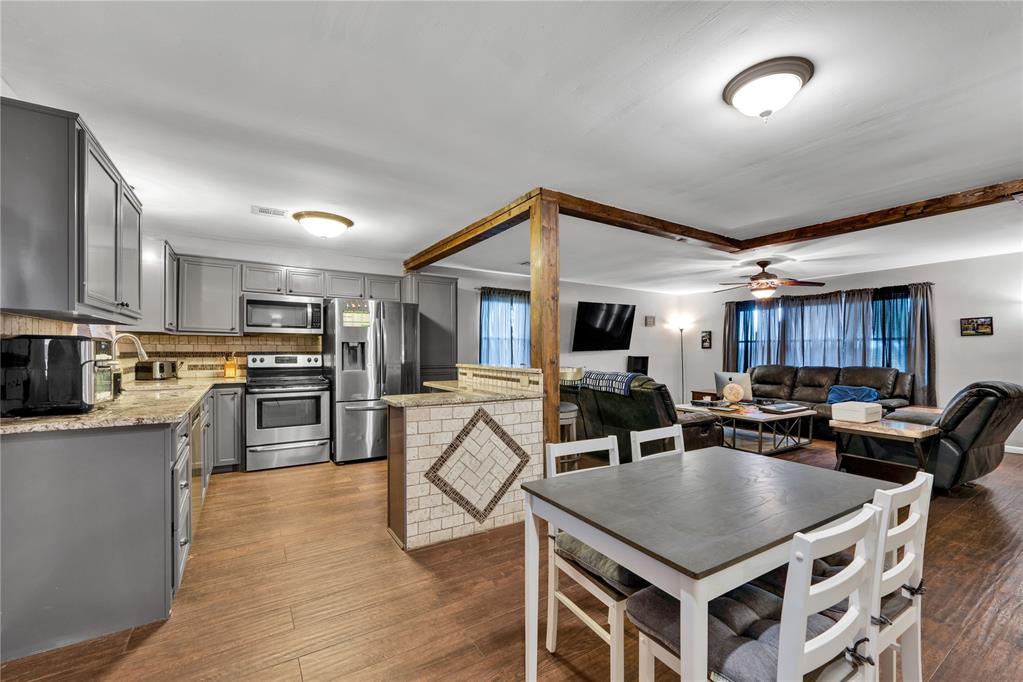 611 S Leach Avenue Property Photo 14